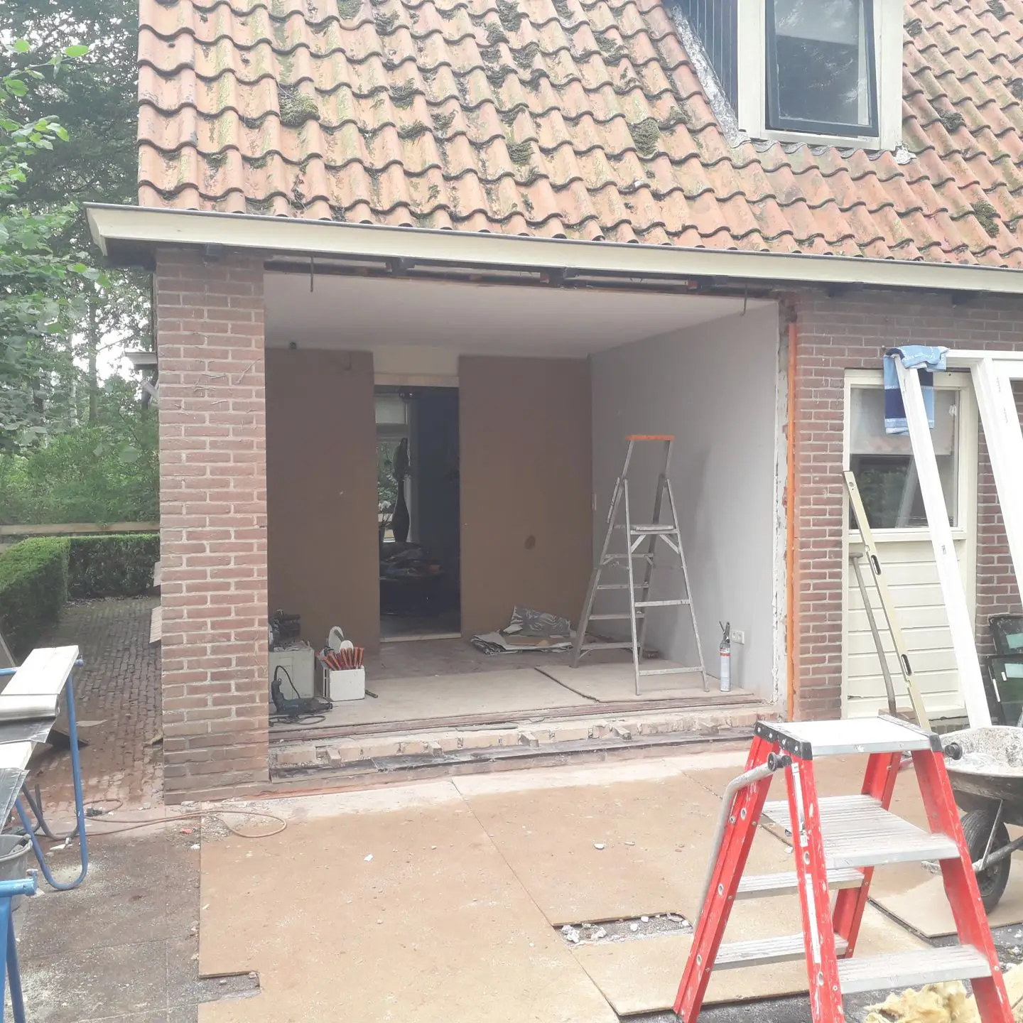 Uitbouw met openslaande deuren