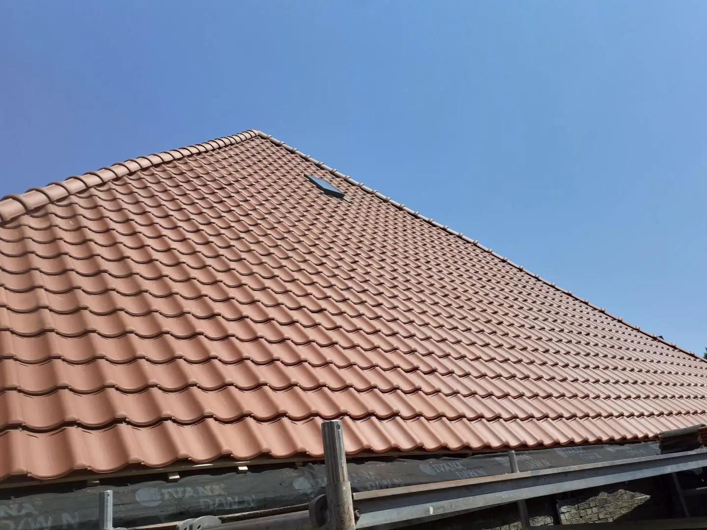 Nieuw dak op een woonboerderij